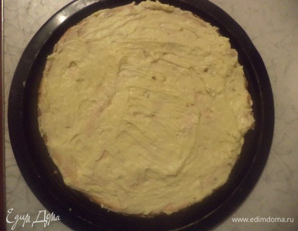 Приготовить крем. Взбить размягчённое сливочное масло. Продолжая взбивать, понемногу добавлять сгущёнку. Перемазать остывшие коржи кремом, обмазать торт кремом с боков. Угощайтесь!!!