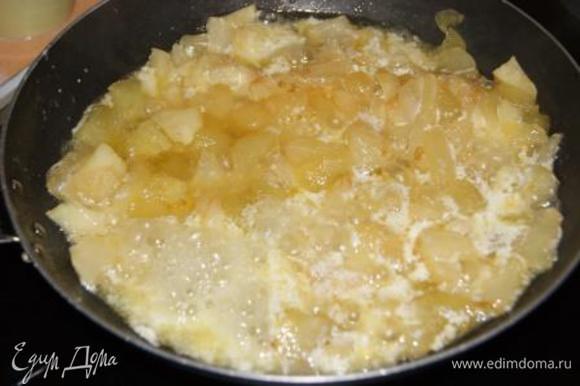 В большой сковороде смешать масло (50 г) и сахар(150 г), довести до интенсивного кипения. Добавить яблоки на сковороду , готовить пока не выпарится жидкость. Довести сливки до кипения. Когда яблоки покроются карамелью, влить сливки, перемешать. Оставить остужаться.