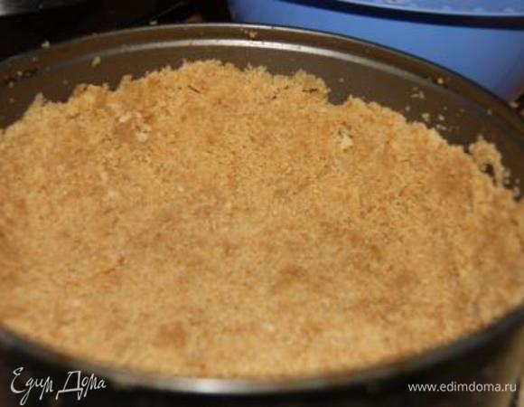 Добавить сливочное масло (100 г) выложить основу в форму, поставить в холодильник.