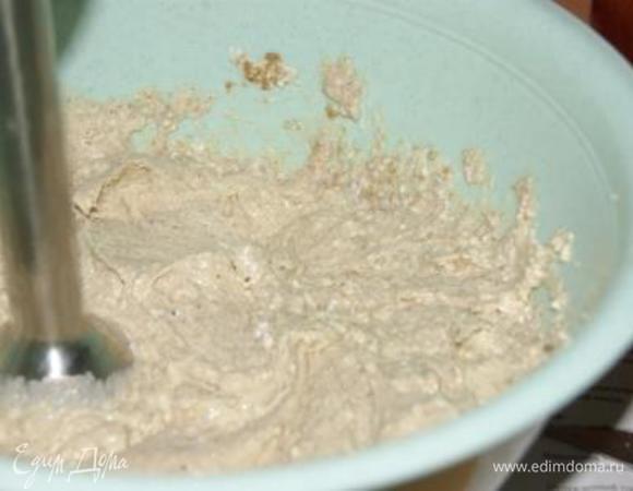 Готовим творожный крем: творог, яйца, халву, сахар, крахмал, сметану смешать. Взбить блендером.