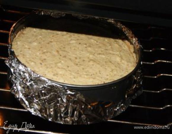 На яблоки выложить творожную массу. Отправить в духовку на 40-50 минут при темпер 180 гр.