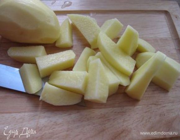 Порезать картошку (ломтики средней величины). Опустить ее в подсоленную кипящую воду. Отварить до готовности. 

