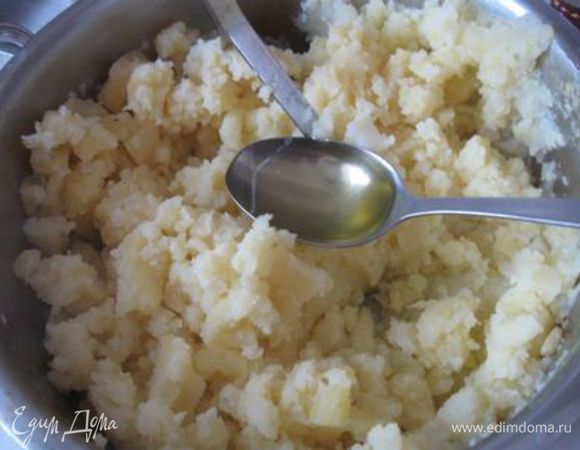 Слить отвар. Приготовить картофельное пюре, добавив оливковое масло (пользоваться  картофелемялкой, а не миксером, разрушающим структуру волокон). 