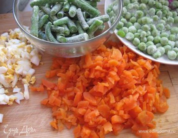 Яйца почистить. Порезать мелко 1 яйцо. Второе оставить для украшения и соуса для обмазки рулета.
Морковь порезать кубиками. Отварить зеленую фасоль и зеленый горошек, не размораживая их предварительно. Слить воду через дуршлаг и оставить там на некоторое время, чтобы овощи подсохли. Фасоль в стручках порезать на несколько частей. 

