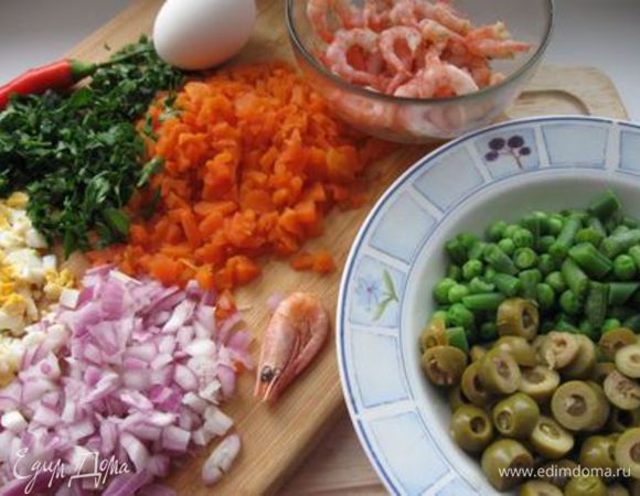 Зелень петрушки помыть, обсушить, измельчить – большую часть добавить в начинку, часть оставить для украшения.
Оливки порезать кружочками. Лук мелко порезать.
Варено-мороженые креветки (мелкие) оттаять  и прогреть на водяной бане 10-15 минут. Очистить, порезать на кусочки. Добавить креветки  и оливки к вареным овощам.
