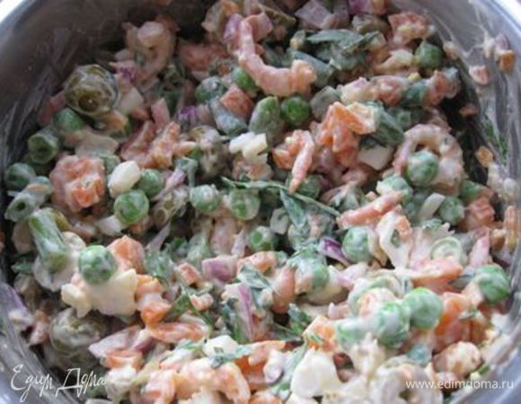 Смешать все  ингредиенты. Посолить и поперчить. Перемешать.
Добавить майонез (2,5 ст.л.). Начинка  должна быть достаточно густой, чтобы держать форму, а то рулет «расплывется». Все хорошо перемешать.

