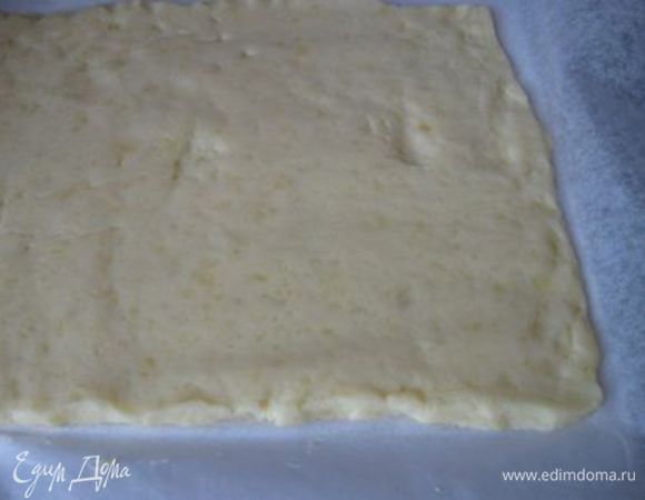 Разровнять картофельное тесто, прокатать скалкой через пергамент, стараясь получить пласт прямоугольной формы.

