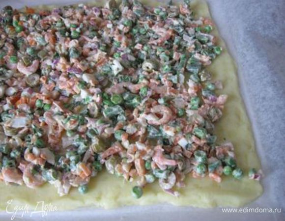 Сверху ровным слоем выложить начинку, немного отступив от краев картофельного пласта,  разровнять ее.

