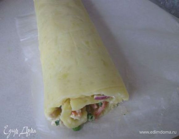 Теперь волнительный момент: «rouler» -«свертывать, катить» в переводе с французского. С помощью бумаги (той части, которой была накрыта заготовка для рулета) осторожно свернуть рулет. Делать это в несколько этапов. Чуть закатать вместе с бумагой, освободить эту часть бумаги,  продолжить дальше постепенно сворачивать таким же образом.  Переложить на блюдо удобнее, пока не вынута из-под рулета бумага – так проще. На блюде чуть повернуть на бок рулет – вынуть часть бумаги, на другой – другую часть.  

