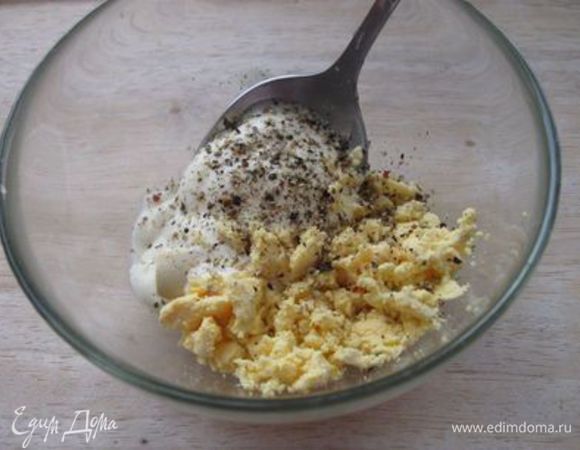 Второе яйцо разрезать поперек. Перемешать оставшийся майонез (2 ст.л.) с лимонным соком, молотым перцем,  размятым желтком. Белок нарезать колечками для украшения.