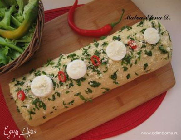 Вынуть рулет из холодильника. Смазать  приготовленной приправой. Сверху посыпать измельченной петрушкой, украсить колечками белка, перца, потереть на мелкой терке пармезан и посыпать на рулет. 

Приятного аппетита!
