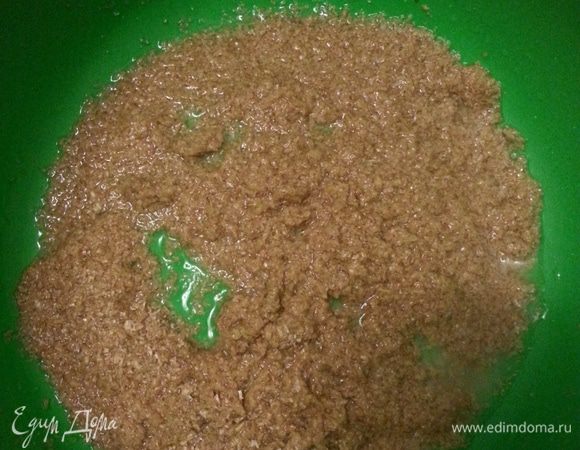 Отруби заливаем водой и даем настояться минут 20-30.