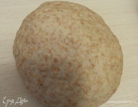 Добавляем к отрубям рафинированное растительное масло, соль, просеиваем муку и замешиваем эластичное тесто, муку я добавляю постепенно, тесто с добавлением отрубей очень удобное, пластичное и не липнущее к рукам, работать с ним очень приятно. Убираем в холодильник минут на 30 (в пакете).