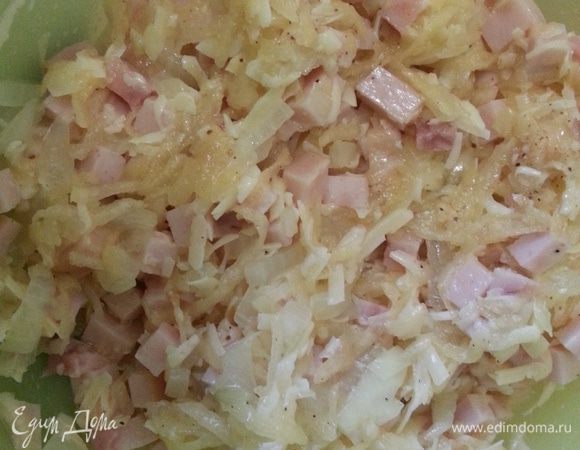 Ветчину нарезаем кубиком, кабачок и сыр трем на крупной терке, добавляем белок (желток мы отделяем и оставляем на смазывание), обжаренный лук, 1 измельченный зубчик чеснока, молотый мускатный орех... Начинка готова.