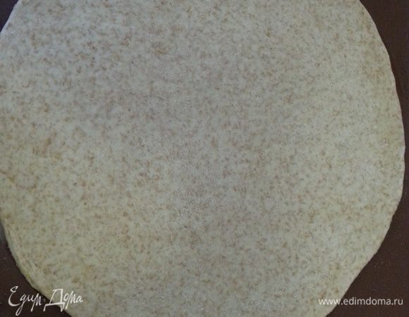 Раскатываем тесто сразу на пергаменте или силиконовом коврике.