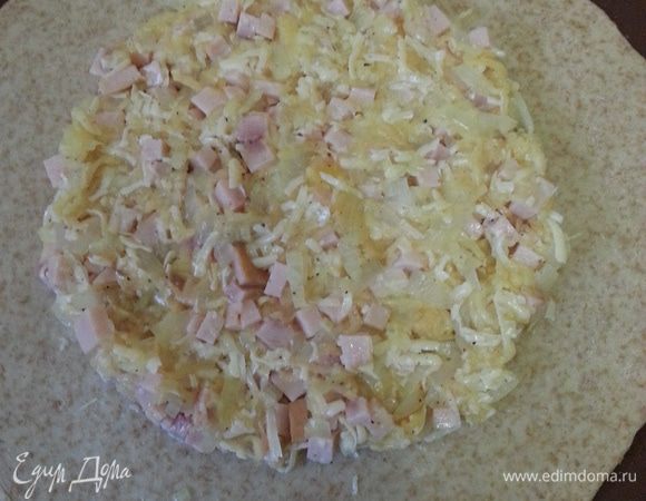 Выкладываем начинку, не доходя до края 3-4 см.