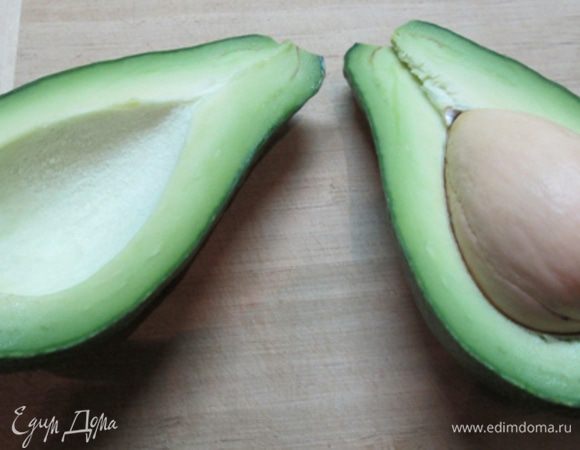 Авокадо разрезать пополам, очистить от кожуры, удалить косточку. Взвесить (у меня ушло 2/3 авокадо).