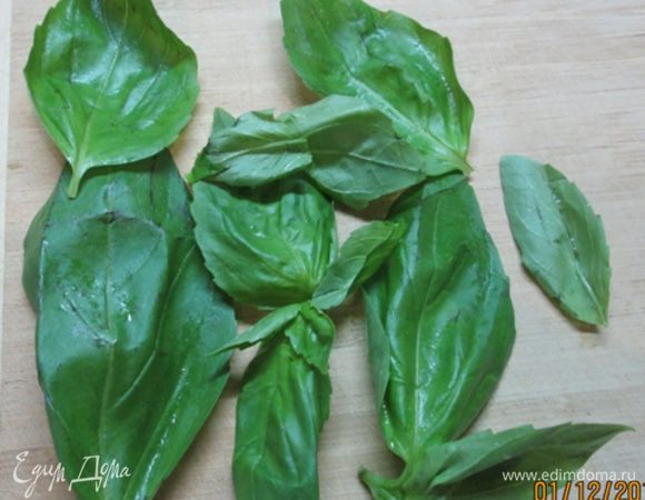 Базилик вымыть, высушить.