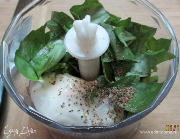 Поместить в блендер мясо тунца, авокадо, майонез «Слобода», базилик, соль, свежемолотый перец. Взбить в однородную массу.