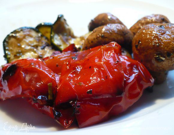 Достаём антипасти из духовки, даём остыть. Добавляем по желанию ещё 2 ст.л. оливкового масла, ну, и на любителя бальзамический уксус. Убираем в холодильник, чтобы закуска ждала своего часа. Приятного новогоднего аппетита!