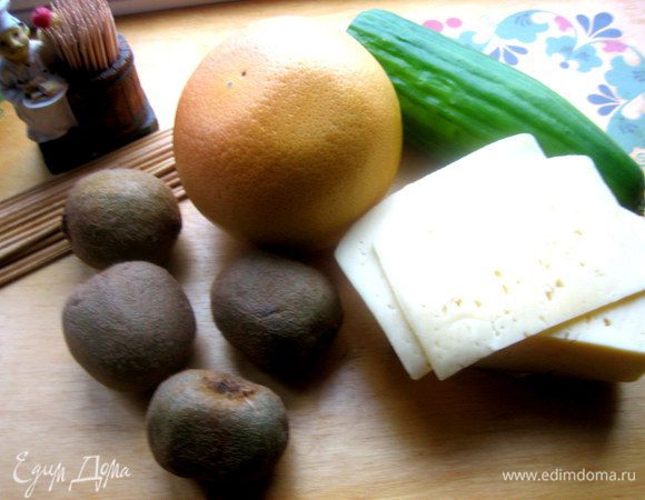 Продукты...Не удивляйтесь, что на фото киви. Нужны крупные и твёрдые, но у меня уже стали мягкие, поэтому в следующий раз сделаю ёлочку из киви)))