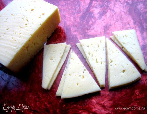 С какой начнём ёлочки? С сырной... Сыр нарезать тонкими пластинами или купить уже нарезанный.