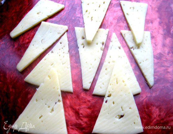 Затем разделить ножом на треугольники.