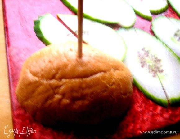 Втыкаем шпажку в горбушку и начинаем нанизывать сыр.