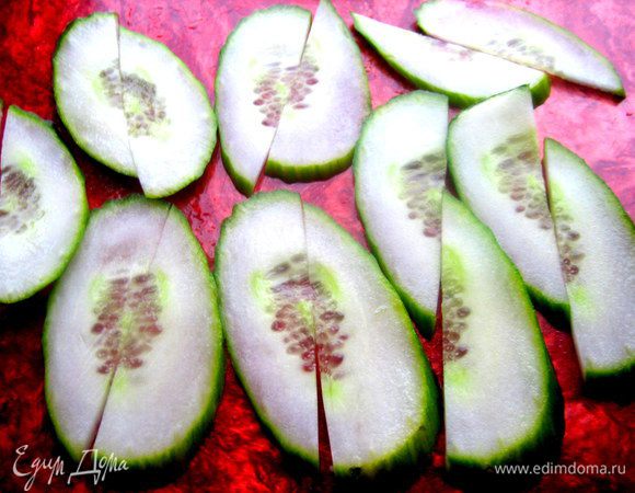 Затем на ломтики и пополам каждый.