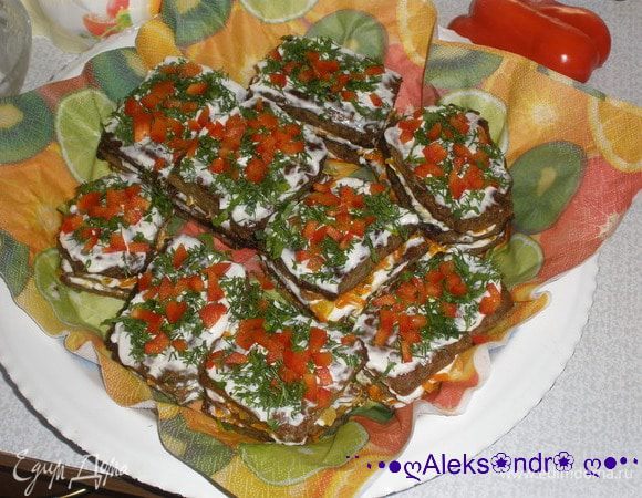 Для коржей:
Печень говяжья или куриная 1 кг, лук (крупный) 1 шт., яйца 4 шт., сметана 2-3 ст.л., мука, соль, чёрный молотый перец, сода (гашенная уксусом) 1/2 ч.л.
Для начинки:
Лук, морковь, майонез "Слобода" Провансаль, чеснок, соль, болгарский перец и зелень для украшения.
