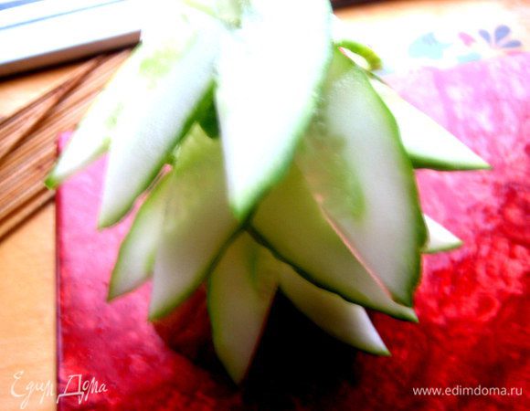 Снова шпажку втыкаем в горбушку и нанизываем ломтики огурца в виде веток.