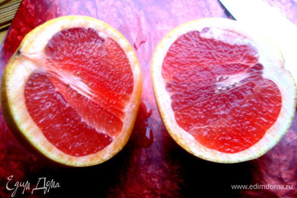 Оказался дома грейпфрут... берём и его! Разрезаем пополам... Заменить можно лимоном или апельсином.