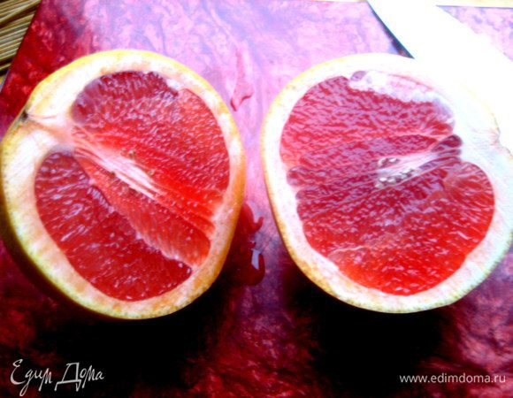 Оказался дома грейпфрут... берём и его! Разрезаем пополам... Заменить можно лимоном или апельсином.