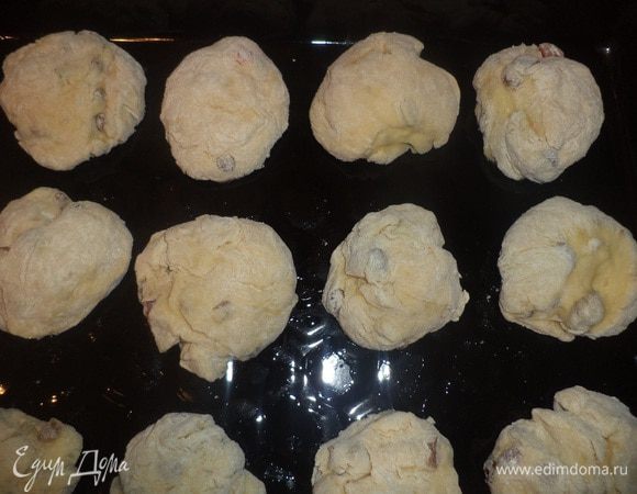 Подошедшее тесто обмять, разделить на равные части и сформировать круглые булочки. Выложить их на смазанный маслом противень, накрыть полотенцем и поставить для подъёма на 20 минут. Выпекать 15-20 минут при температуре 200 градусов. Затем вынуть противень из духовки, смазать булочки слегка взбитым белком и на несколько минут вернуть булочки в духовку. Угощайтесь!!!