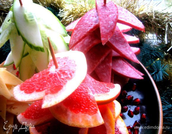 Устанавливаем на блюде или вдоль всего стола между тарелками.