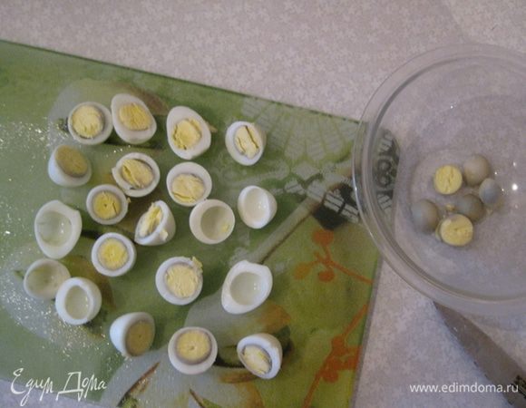 Варим перепелиные яйца 5 минут. Чистим. Разрезаем напополам. И аккуратно вынимаем желтки в мисочку.