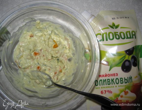 Перемешиваем желтки, мелко порубленный укроп, мелко порезанный оранжевый перец, мелко порезанный чеснок и оливковый майонез "Слобода". Фаршируем полученной массой перепелиные яйца.