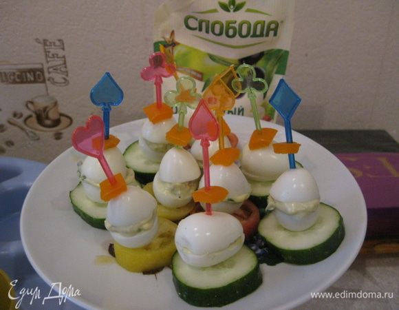 Режим дольками огурец, желтые и красный помидоры. На шпажку надеваем квадратик перца, фаршированное перепелиное яйцо и на основании огурец или помидор.
Красивая закуска готова.
