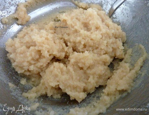 Взбить белок до пены, перемешать с миндалем, сахарной пудрой,  ванильным сахаром, яблочным соком и 1 ст.л. лимонного сока. 
