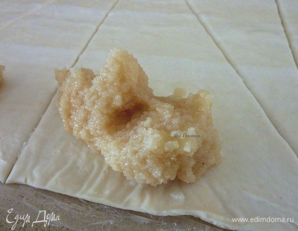 На широкую сторону треугольника  кладем начинку и закручиваем к углу. 
