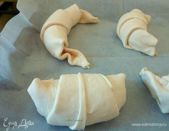 Укладываем на противень застеленный бумагой для выпечки, края 
круассанов немного загибаем, формируя полумесяц (на этом этапе можно накрыть и убрать в холодильник до суток).  
