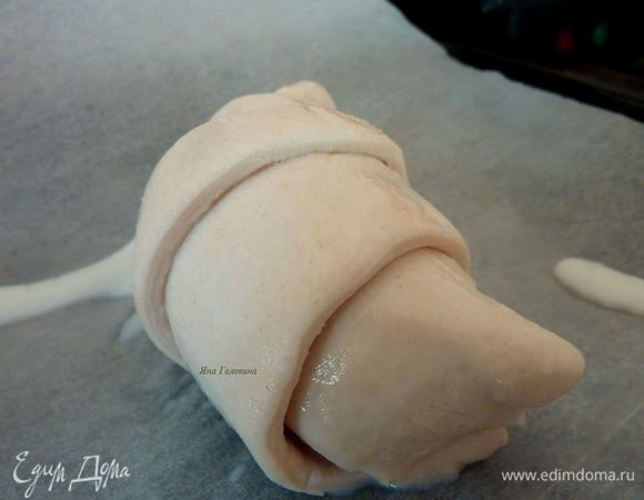 Разогреть духовку на 200 градусов. Смазать круассаны молоком и запекать 25-35 минут.
