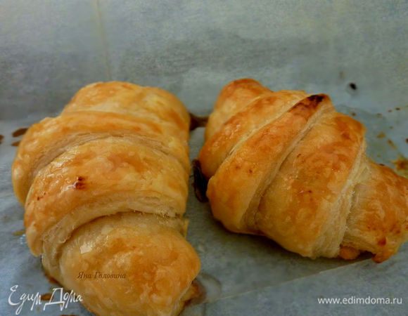 Смешать сахарную пудру с лимонным соком (100 мл). Горячие круассаны смазать с глазурью, дать остыть на решетке. 
