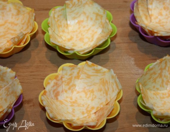 Сыр режем на полоски и выкладываем в силиконовые формочки.