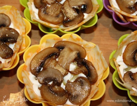 Далее выкладываем слоями: яйцо, лук, картофель, грибы, натертый сыр и майонез.