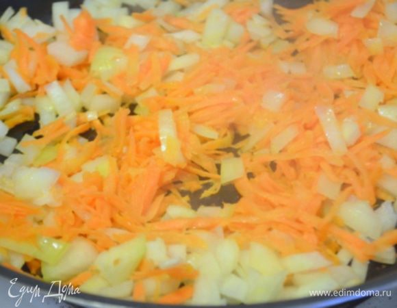 Растопить сливочное масло, добавить к нему 1 ст. ложку оливкового и обжарить на нем овощи. 