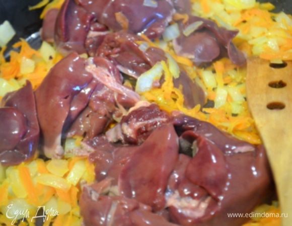 Добавить крупно нарезанную печенку к овощам и обжарить все вместе 5 минут. Посолить, поперчить и добавить сахар. 