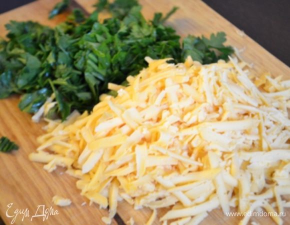 Сыр натереть на крупной терке, петрушку нарубить. 