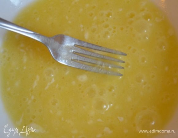 Вилкой взбить яйца, оливковое масло и разрыхлитель.