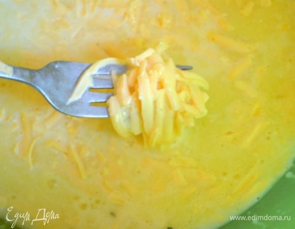 Добавить туда теплое молоко и 100 г сыра. Пермешать.